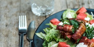 Beitragsbild des Blogbeitrags Cook – Salat mit Wassermelonen und Feta im Speckmantel
