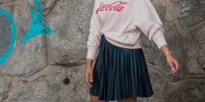 Beitragsbild des Blogbeitrags Outfit | Faltenrock, rosa Sweater und Converse 