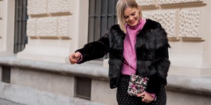 Beitragsbild des Blogbeitrags Outfit | Polka Jeans, Chelsea Boots, Strickpullover und Fake Fur Jacke 
