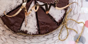 Beitragsbild des Blogbeitrags Rezept | Einfache Schokoladentorte mit Preiselbeeren