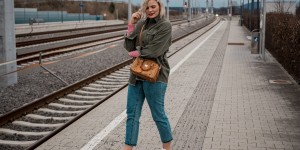 Beitragsbild des Blogbeitrags Outfit – Mom Jeans, Cordjacke und weiße Sneakers 