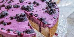 Beitragsbild des Blogbeitrags Rezept | Einfacher Cheesecake mit Schwarzbeercreme 