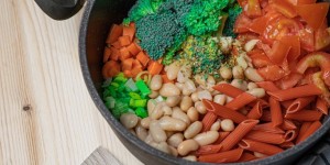 Beitragsbild des Blogbeitrags Cook | Vegane One Pot Pasta mit Gemüse 