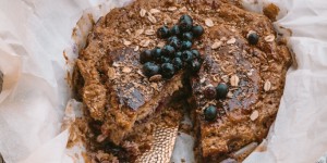 Beitragsbild des Blogbeitrags Cook | Heidelbeer Kaffee Cheesecake mit Müsliboden