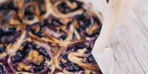 Beitragsbild des Blogbeitrags Cook | Schnelle Blaubeerschnecken mit Blätterteig