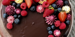 Beitragsbild des Blogbeitrags Cook | Watercolor-Cake mit Topfen-Mascarpone-Creme und Himbeerfüllung