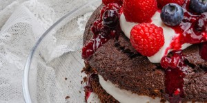 Beitragsbild des Blogbeitrags Rezept | Naked Cake mit Mascarponecreme und Beerenröster 