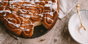Beitragsbild des Blogbeitrags Rezept: Vegane Zimtschnecken mit Zuckerglasur