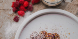 Beitragsbild des Blogbeitrags Rezept | Energy Balls mit Himbeeren