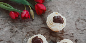 Beitragsbild des Blogbeitrags Osterzauber-Cupcakes mit luftiger Buttercreme