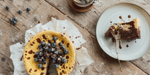 Beitragsbild des Blogbeitrags Cook | Brownie-Blaubeer-Cheesecake 