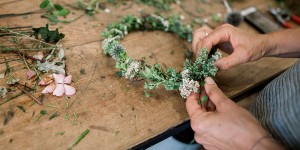 Beitragsbild des Blogbeitrags im Kreativgarten lernte ich, Blumenkranzerl zu binden