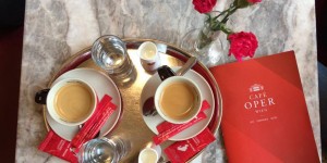 Beitragsbild des Blogbeitrags Zu Besuch im Café Oper – Wiener Kaffeehauskultur erleben 