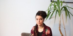 Beitragsbild des Blogbeitrags „Lyrik ist eine Literaturpraline“: Cornelia Travnicek spricht mit uns über Poesie