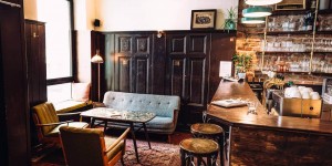 Beitragsbild des Blogbeitrags 10 Cafés im 18. Bezirk, die auf euren Besuch warten