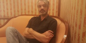 Beitragsbild des Blogbeitrags „Wir sind eine wahnsinnig exzessive Band“ – Interview mit Naked-Lunch-Sänger Oliver Welter