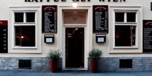 Beitragsbild des Blogbeitrags 10 Cafés, die im ersten Bezirk auf euren Besuch warten 