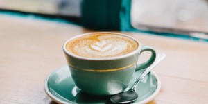 Beitragsbild des Blogbeitrags 10 Cafés im 2. Bezirk, die auf euren Besuch warten