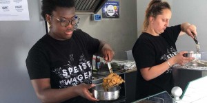 Beitragsbild des Blogbeitrags Unterwegs mit dem Foodtruck der Caritas