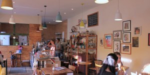 Beitragsbild des Blogbeitrags 6 Cafés im 13. Bezirk, die auf euren Besuch warten 