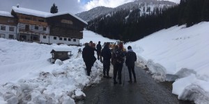 Beitragsbild des Blogbeitrags Straßensperren, Stromausfälle und Zwiebelsuppe: Eingeschneit im Lesachtal