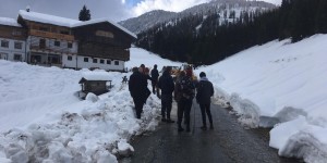 Beitragsbild des Blogbeitrags Straßensperren, Stromausfälle und Zwiebelsuppe: Eingeschneit im Lesachtal 