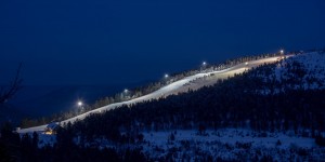 Beitragsbild des Blogbeitrags Diese Wintersportarten kannst du in Österreich bei Nacht machen 