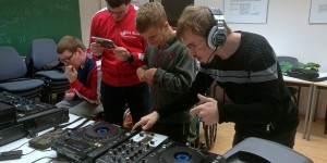Beitragsbild des Blogbeitrags Firefly Club: Mit Musik gegen Barrieren