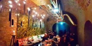 Beitragsbild des Blogbeitrags So wird dein Wohnzimmer zur Szene-Bar