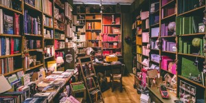 Beitragsbild des Blogbeitrags Wie unsere liebsten Wiener Buchhandlungen uns trotz Krise versorgen