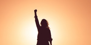 Beitragsbild des Blogbeitrags Warum wir unseren Heldinnen und Helden des Alltags nicht nur in der Krise den Rücken stärken müssen