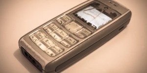 Beitragsbild des Blogbeitrags 8 Dinge, die du kennst, wenn du in den Nullerjahren ein Handy hattest 