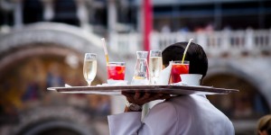 Beitragsbild des Blogbeitrags Unsere liebsten Aperitif-Lokale in Wien