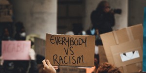 Beitragsbild des Blogbeitrags Podcasts für den Kampf gegen Rassismus und Diskriminierung 
