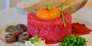 Beitragsbild des Blogbeitrags Bei diesen Lokalen bekommt ihr Beef Tatar zum Mitnehmen