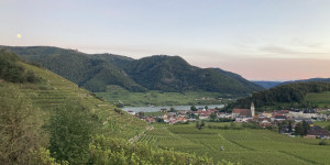 Beitragsbild des Blogbeitrags Wanderbare Weinstraßen in Österreich