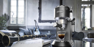 Beitragsbild des Blogbeitrags Gewinne eine Dedica Espressomaschine von DeLonghi