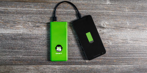 Beitragsbild des Blogbeitrags Gewinne 10 mal vollen Akku für dein Smartphone von Chimpy 