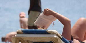 Beitragsbild des Blogbeitrags Buchtipps für den Urlaub aus der 1000things-Redaktion