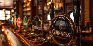 Beitragsbild des Blogbeitrags Burger, Bier, gute Laune: Die besten Pubs in Wien