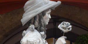 Beitragsbild des Blogbeitrags Lebende Statue: Die silberne Frau vorm Goldenen Dachl 