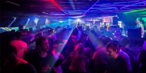 Beitragsbild des Blogbeitrags „Gib Gästeliste“: Impfen für einen gratis Clubbesuch