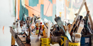Beitragsbild des Blogbeitrags Gewinne 2×2 Privatführungen durch Arik Brauers Kunstsammlung