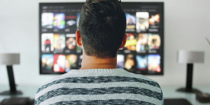 Beitragsbild des Blogbeitrags Die besten queeren Serien und Filme 