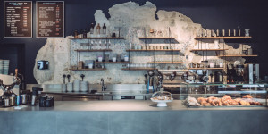 Beitragsbild des Blogbeitrags 10 Cafés im 2. Bezirk, die auf euren Besuch warten – Teil 2