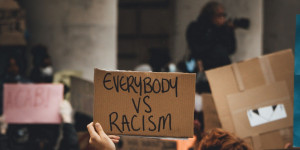 Beitragsbild des Blogbeitrags Podcasts für den Kampf gegen Rassismus und Diskriminierung