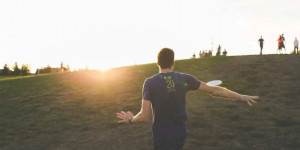 Beitragsbild des Blogbeitrags Die besten Outdoor-Spiele für die warme Jahreszeit