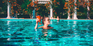 Beitragsbild des Blogbeitrags Unser Senf: Warum das Schwimmbad immer noch leiwand ist
