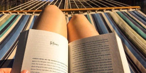 Beitragsbild des Blogbeitrags Unsere liebste Sommerlektüre: Buch-Tipps für den Sommer 2022