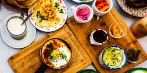 Beitragsbild des Blogbeitrags Die besten israelischen Restaurants in Wien 